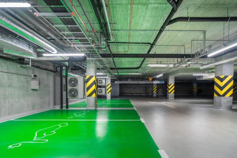 carregadores elétricos em empreendimento comercial